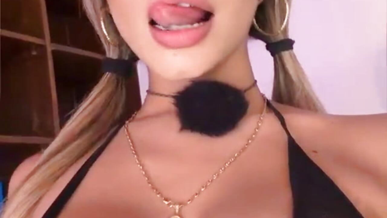 Do you like opening these gifts? 🔥 - vidéo du modèle de showcams Mily_Vermont