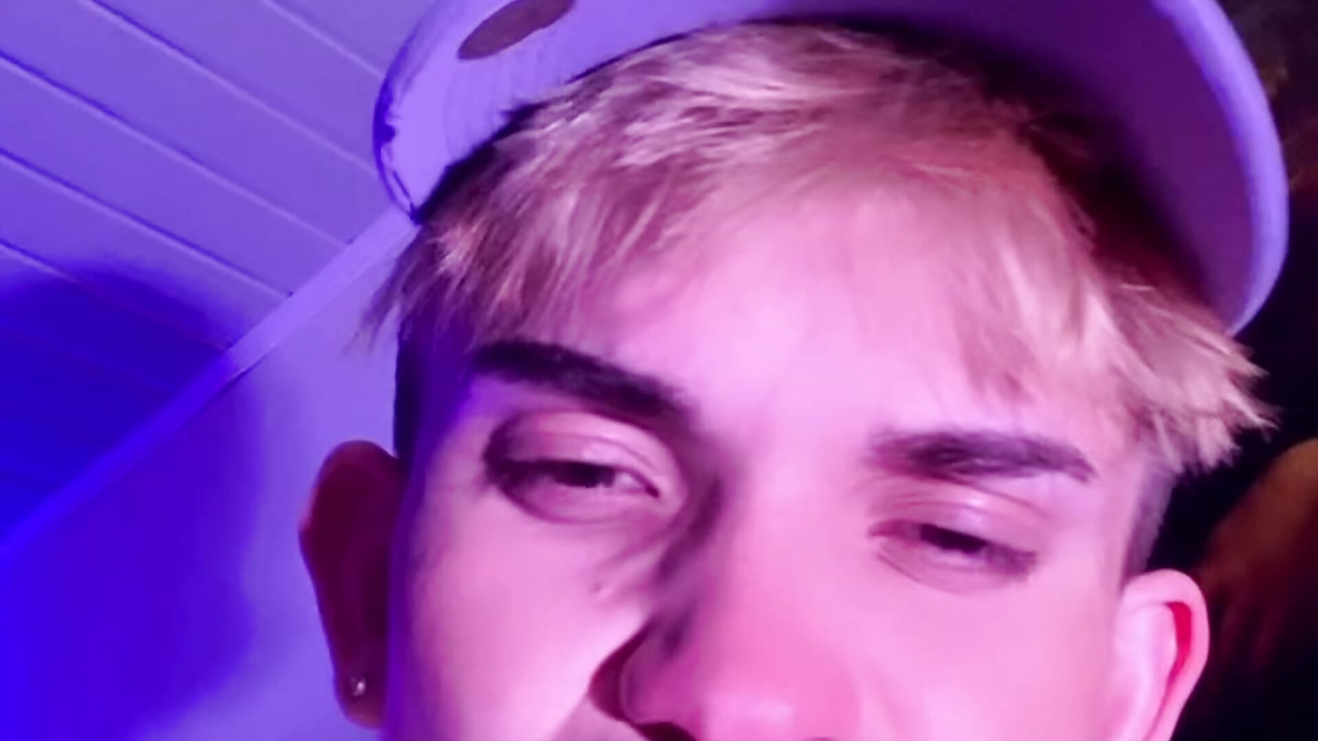 Kisses for alls!.. - video by Thesexykev cam model