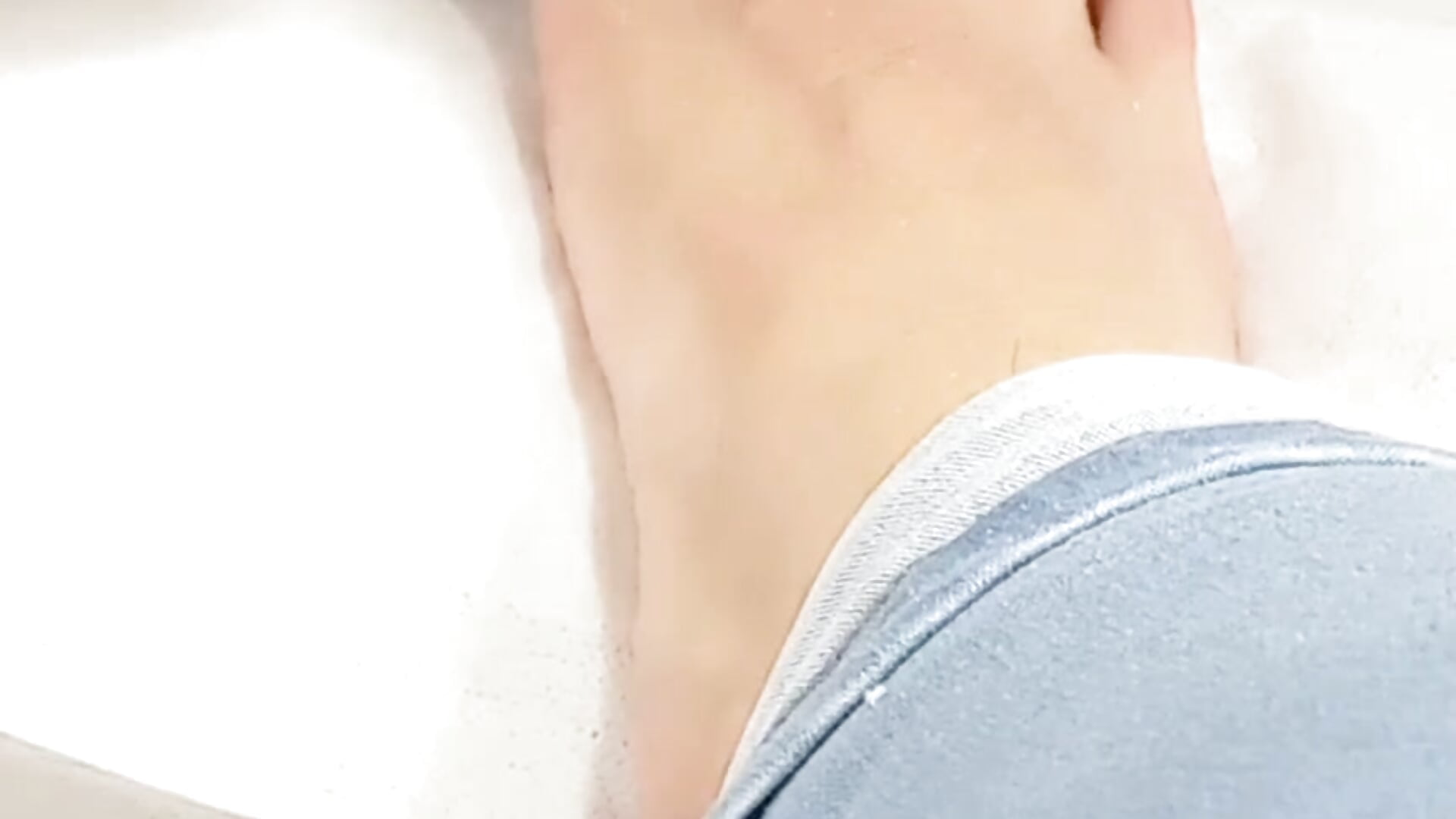 Delight yourself with my feet 🥵 - Vídeo de Lolagolden1, modelo de vídeos