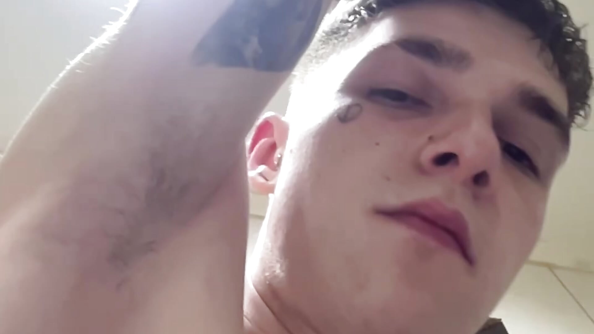 Sniff my pits, Slave! – video od webkamerové modelky davesinner