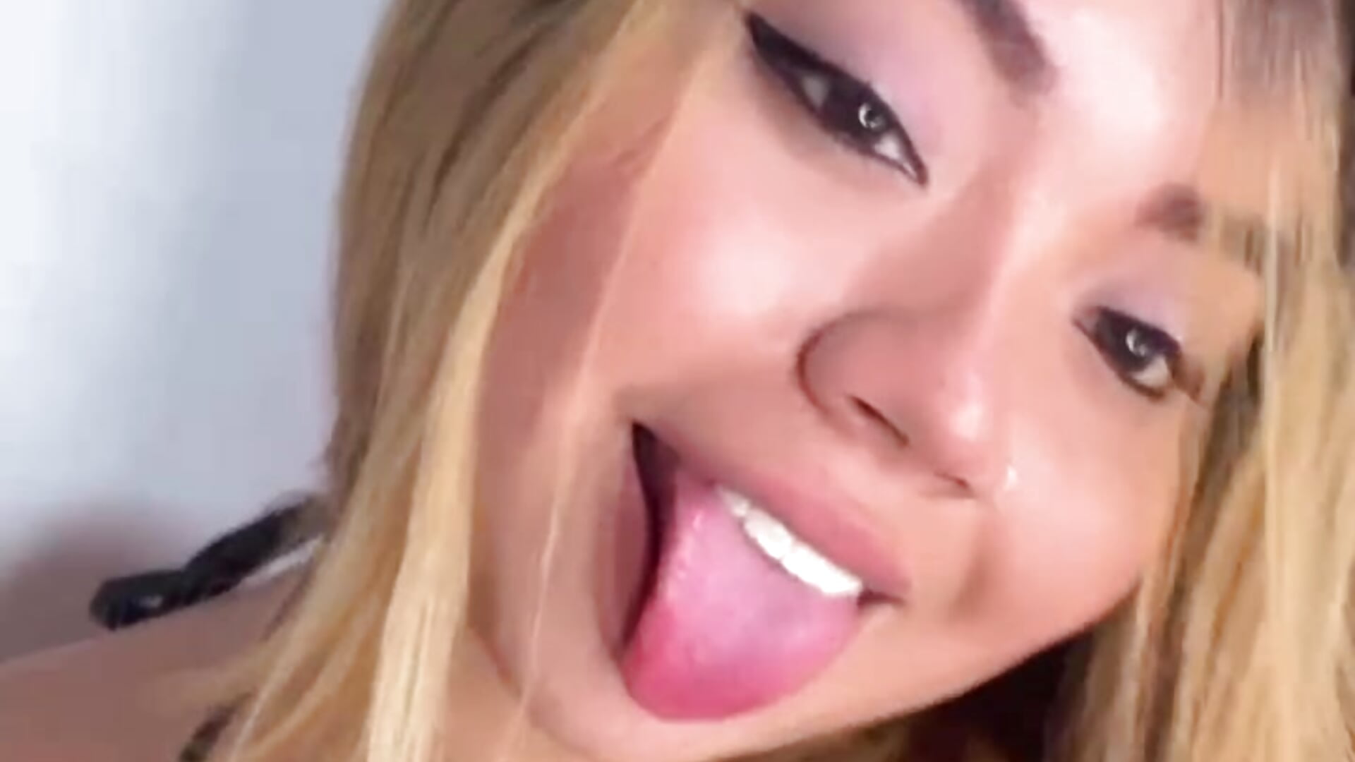 Do you want to play? 😈🥴 - video av Emily__Hott cam-modell