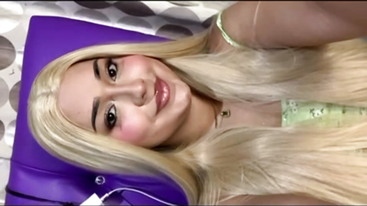 blonde girl 💛 - فيديو من Melany_PrettyBaby موديل الكام