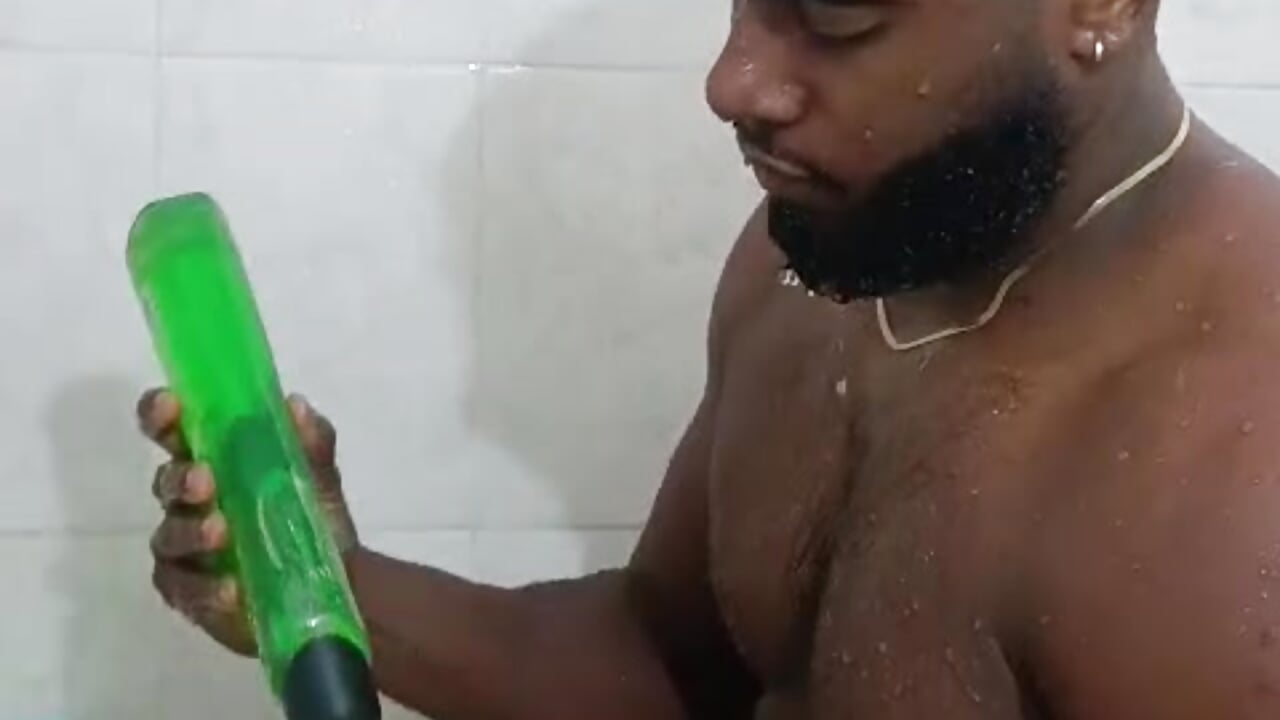 A very hot bath in my shower - video di lebron_million modella di cam