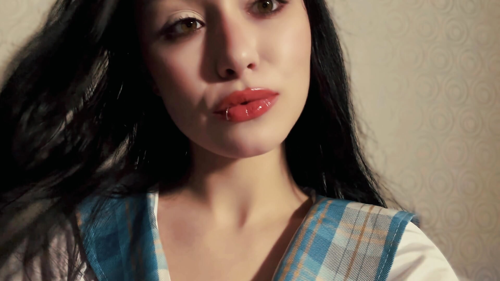 I’m sitting on the bed… looking at my phone… - відео від вебкаммоделі etherealnightwhisper