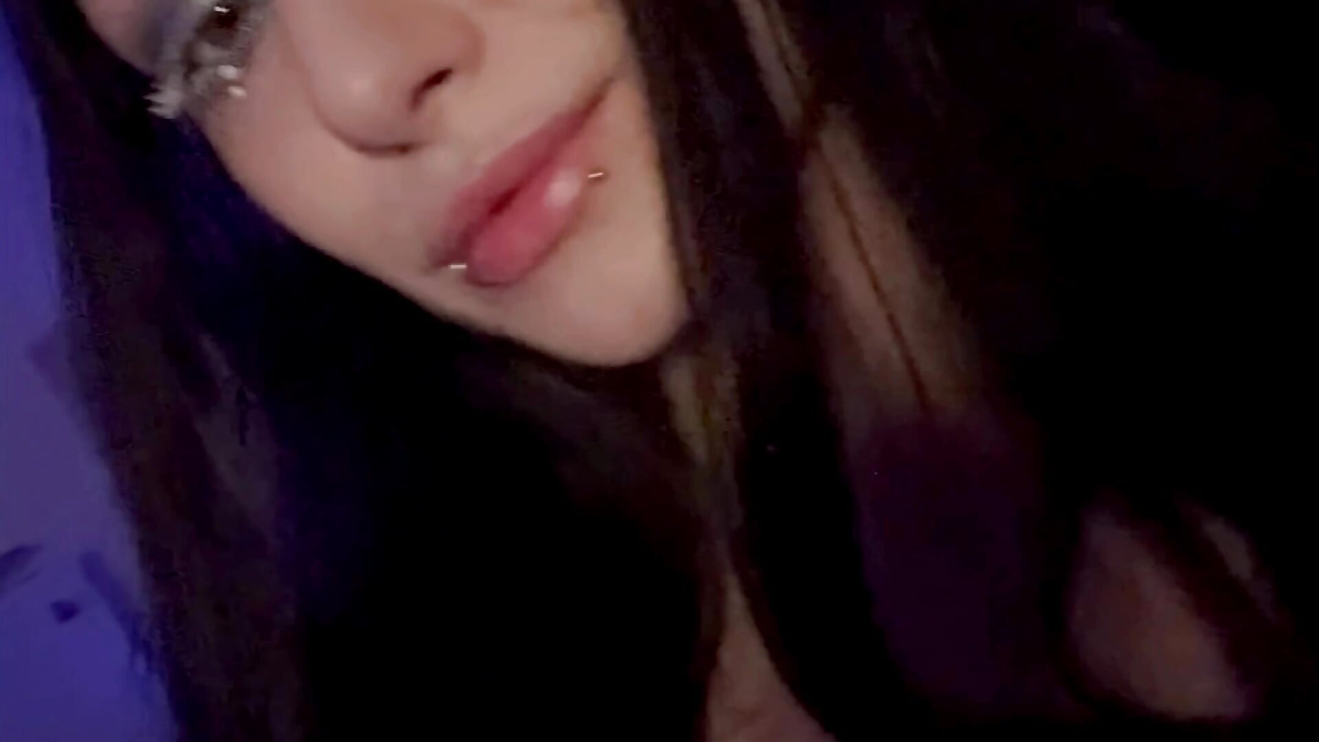 Sometimes I catch my reflection in the mirror. I smile. - vídeo de la modelo de cam etherealnightwhisper