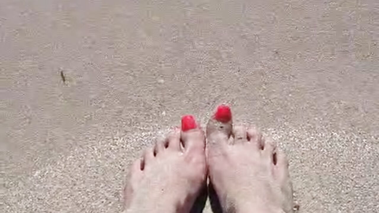 Feet guys, shoreline splashes - video by BlondieHCM cam model