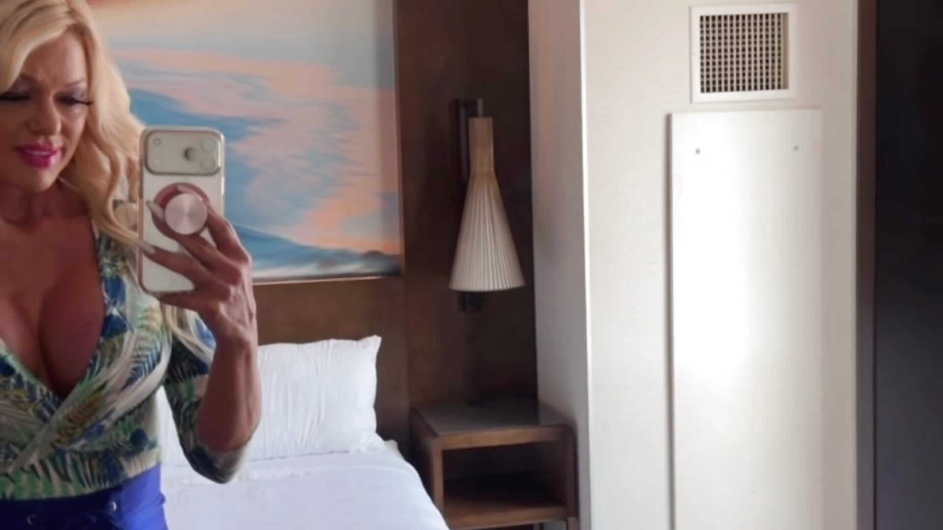 On my way out for the day in San Diego☀️ - vídeo de la modelo de cam chanelstjames