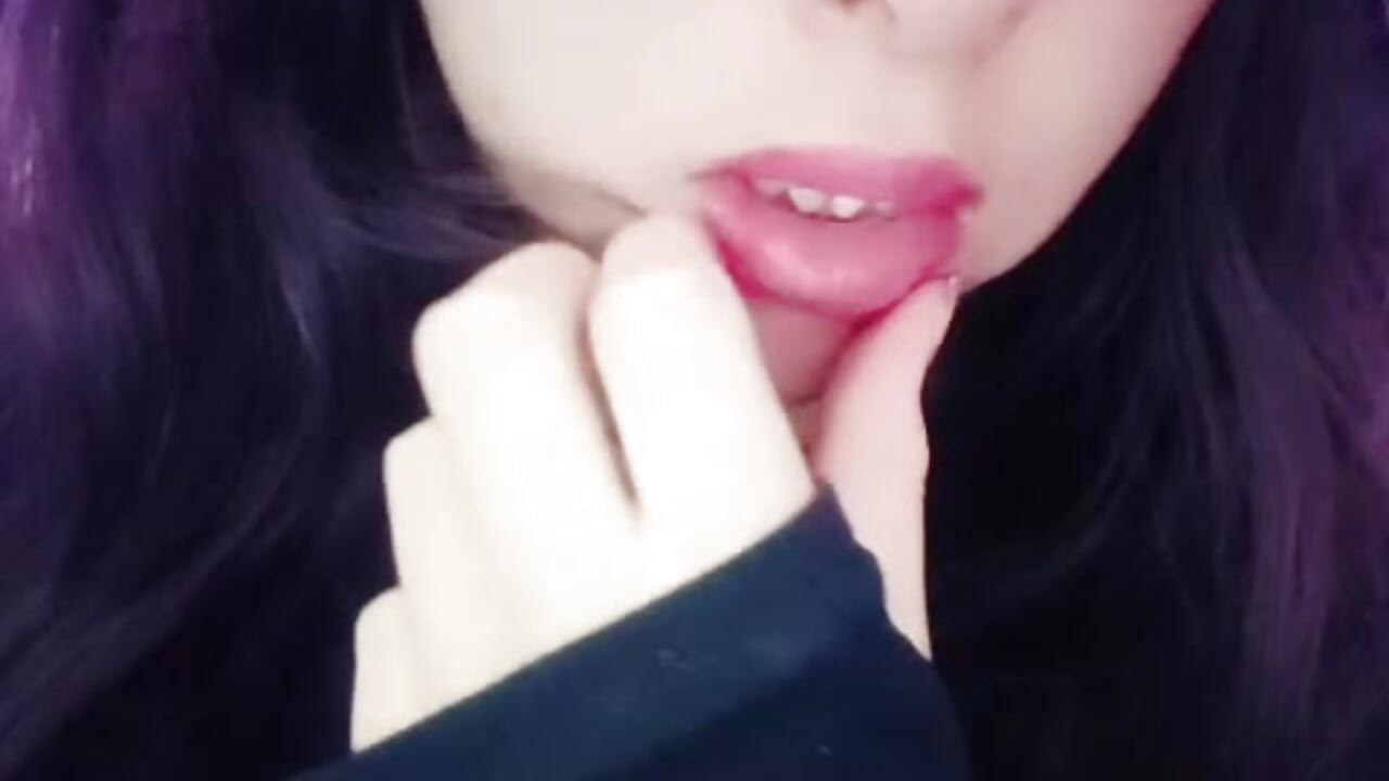 sexy perforations - vidéo du modèle de showcams ScarlettShirahoshi