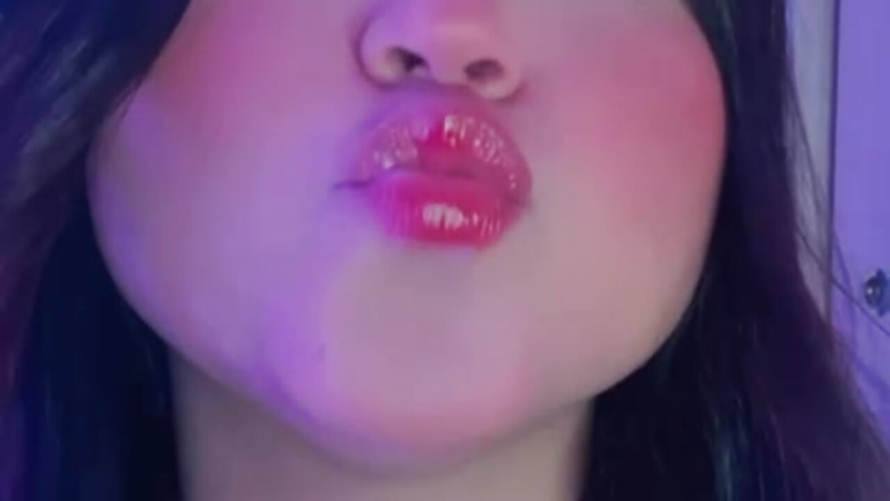 A kiss for u!💜 - video by Auroraa_1 cam model