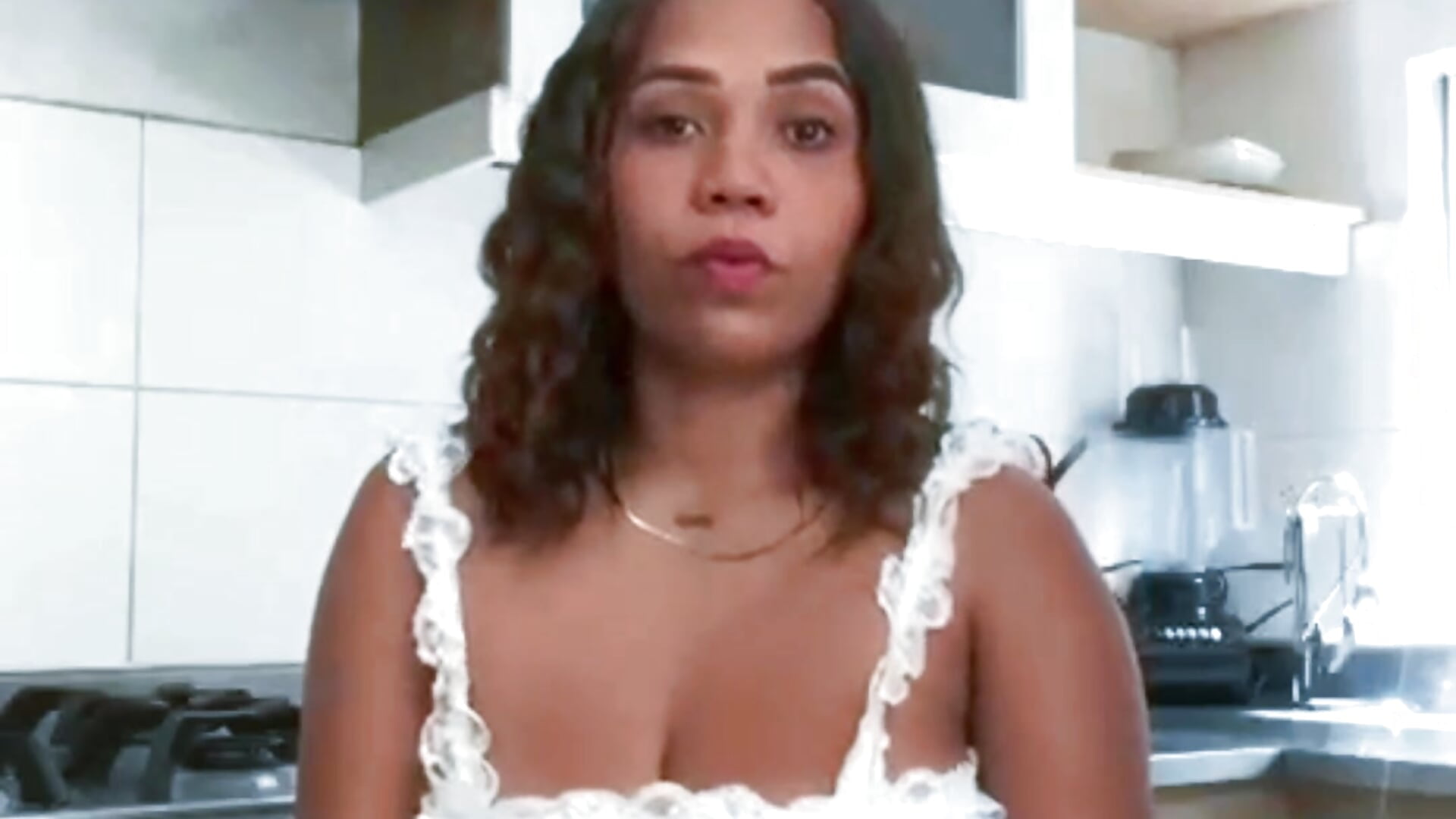 This pretty girl wants to dance with you! - video BustyGlow kameramallilta