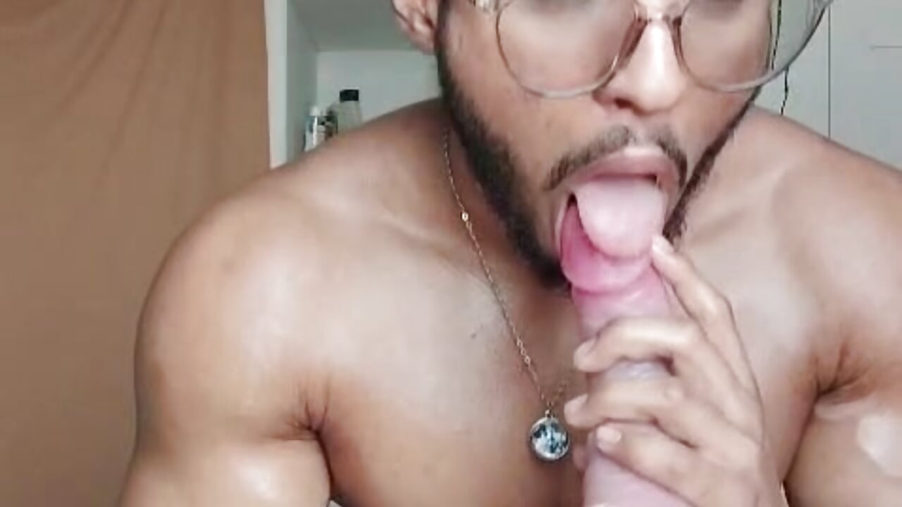 IM PLAYING WITH MY BODY SO HOT