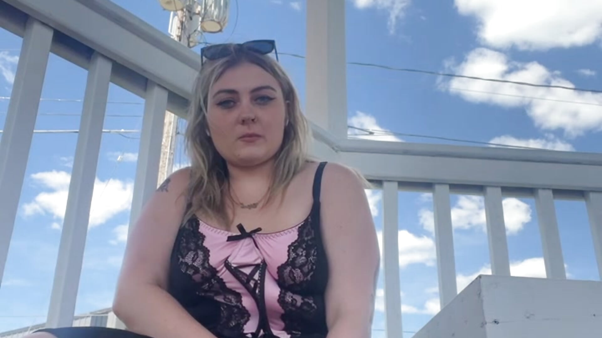 Squirting on Main St - video di k8tiecutie modella di cam