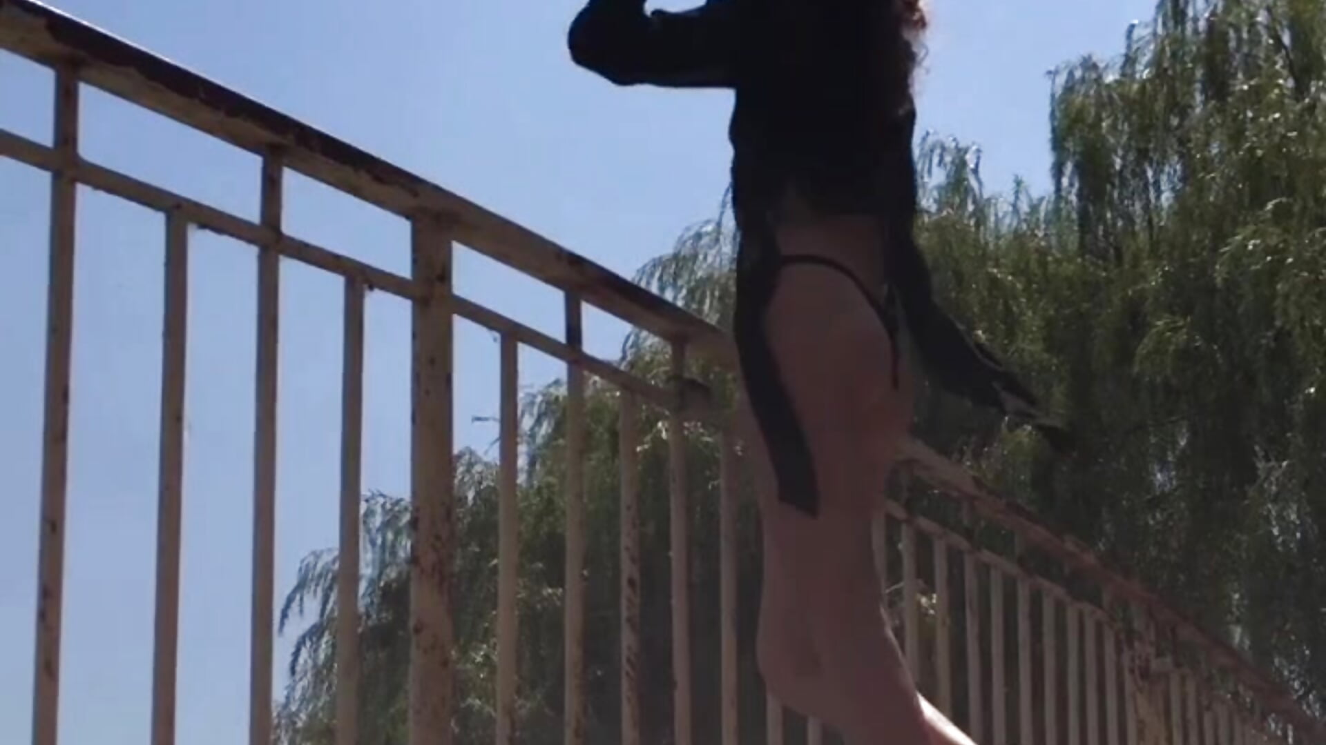 Learning to pose^^－カメラキャストのlaracroftmansionの動画