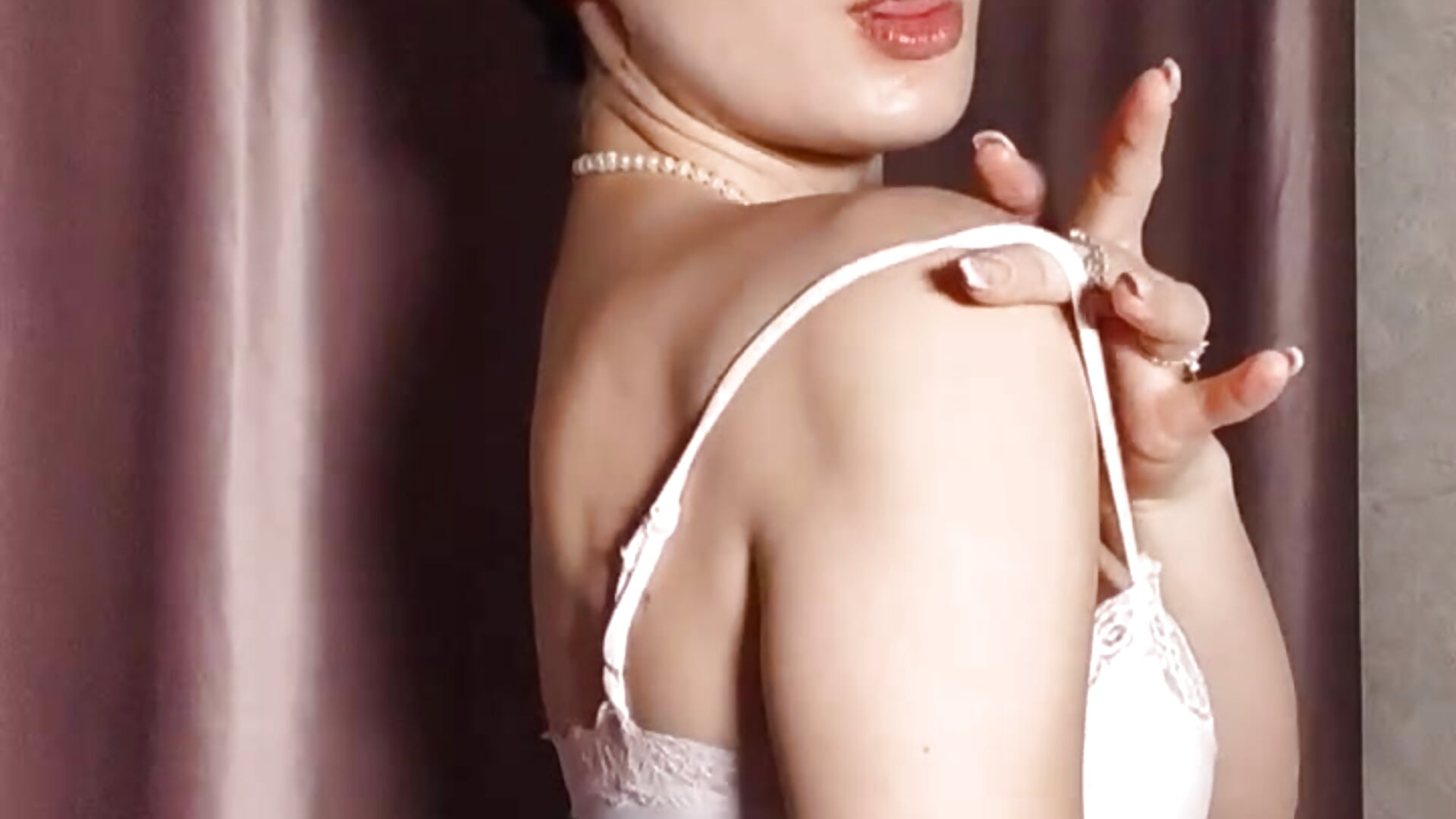 very gently - video của người mẫu cam Adeline_Perle