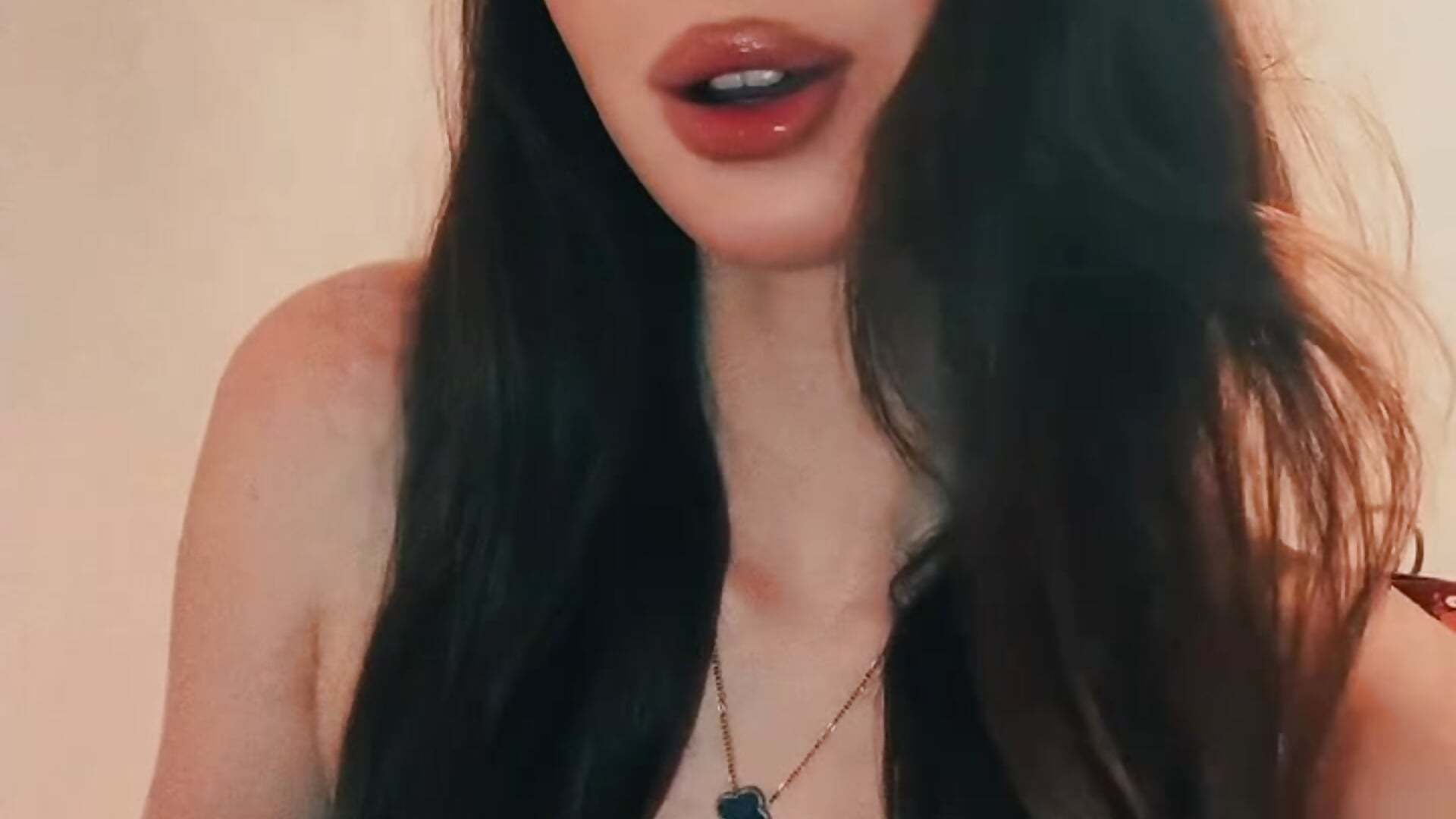 I'm just messing around here—do you mind? ;) – video od webkamerové modelky Prime_Donna