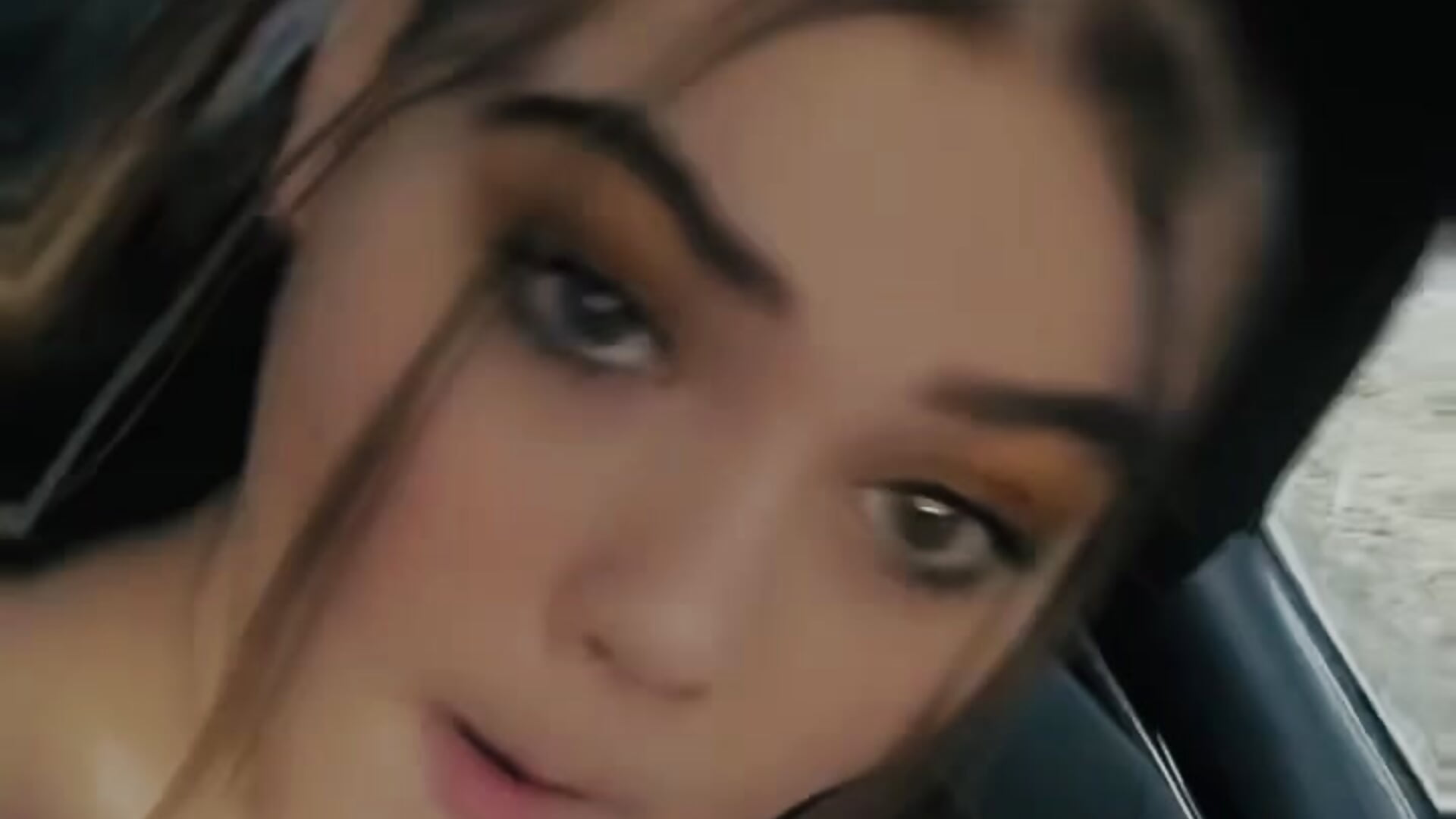 7EF808A0-9E35-4139-84DD-757E87D5BA13– Emmy_Fleur kameramodell videója