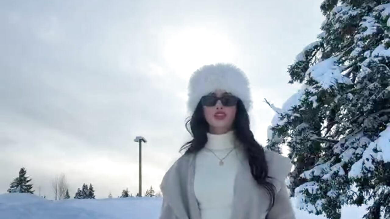 “Snow flakes and Sweet kisses😘”