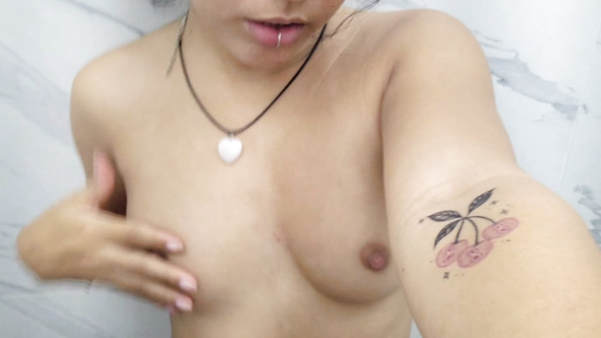 Naked in the bathroom 👀/ Desnuda en el baño 👀