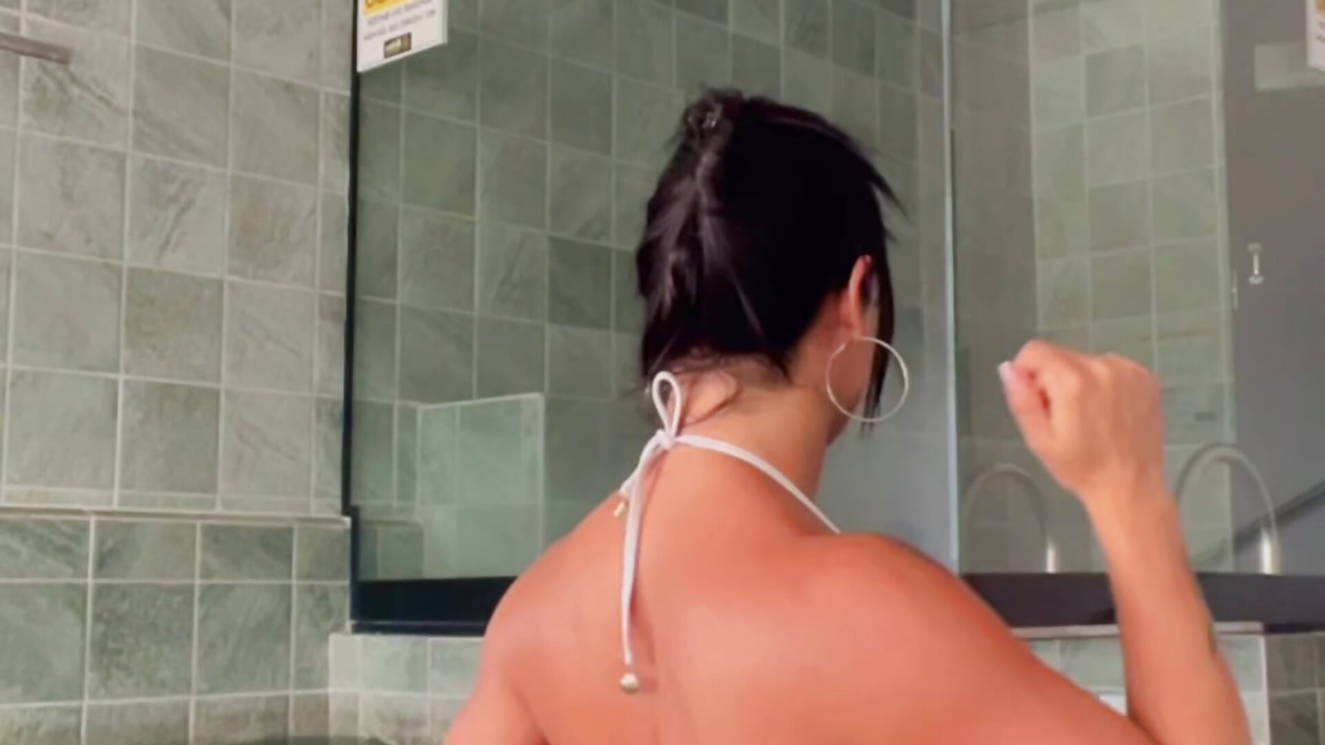 Dançando bem gostoso na piscina - video by TriplexSinew cam model