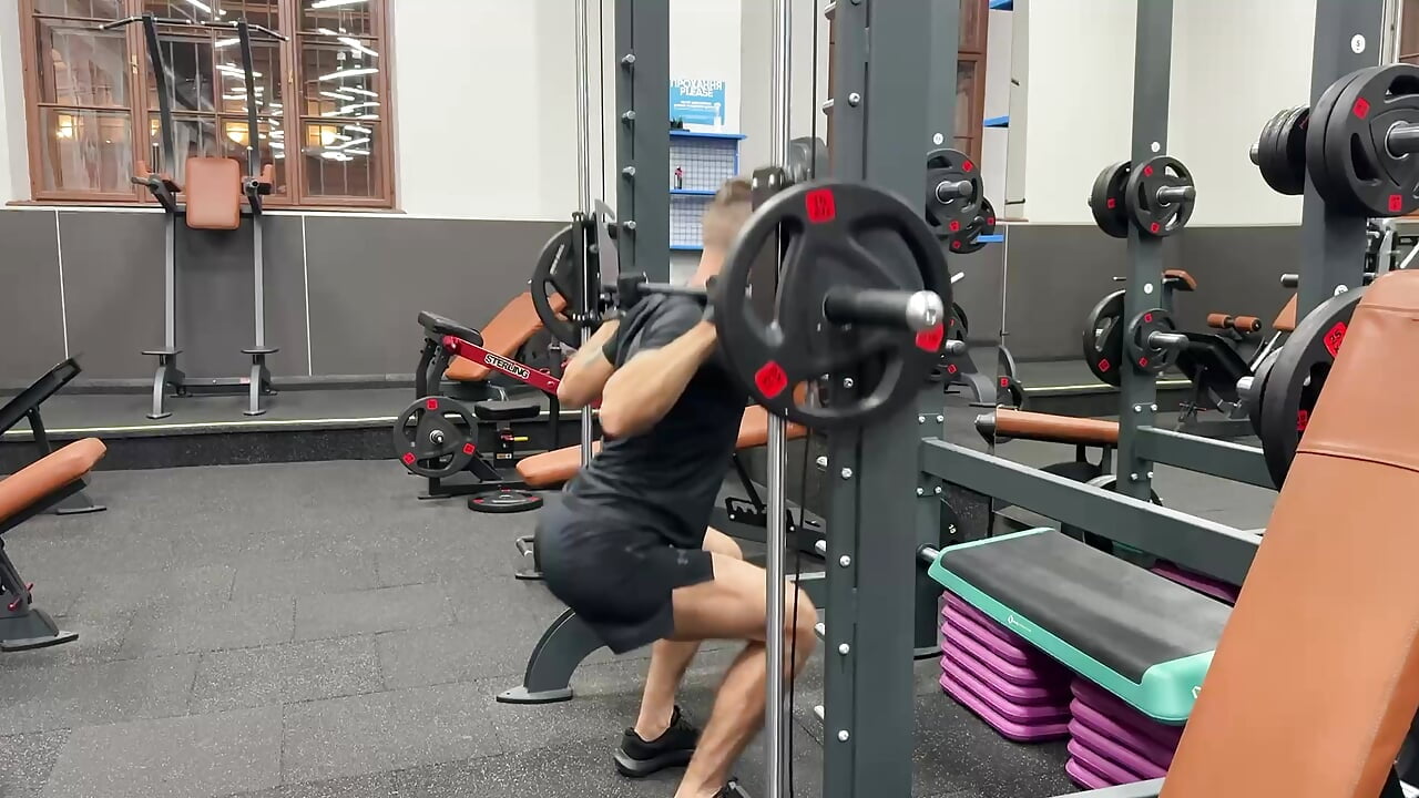 💪🍑 Working on legs & glutes! Who’s ready to sweat with me? 🔥😉 - βίντεο μοντέλου speed_god