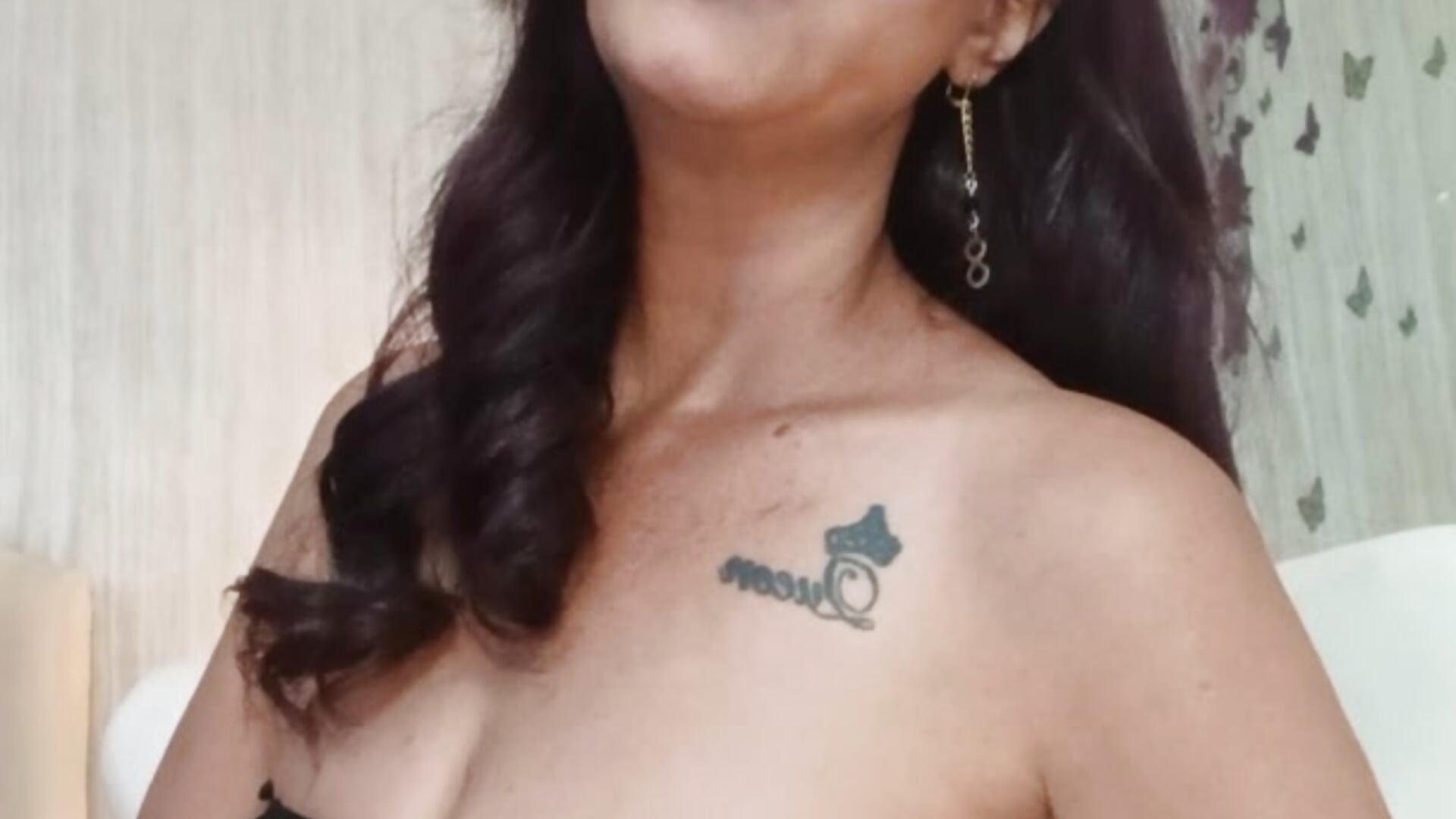 I smoke slowly… so you crave me without rushing 😏 - video by ScarleetJonson cam model