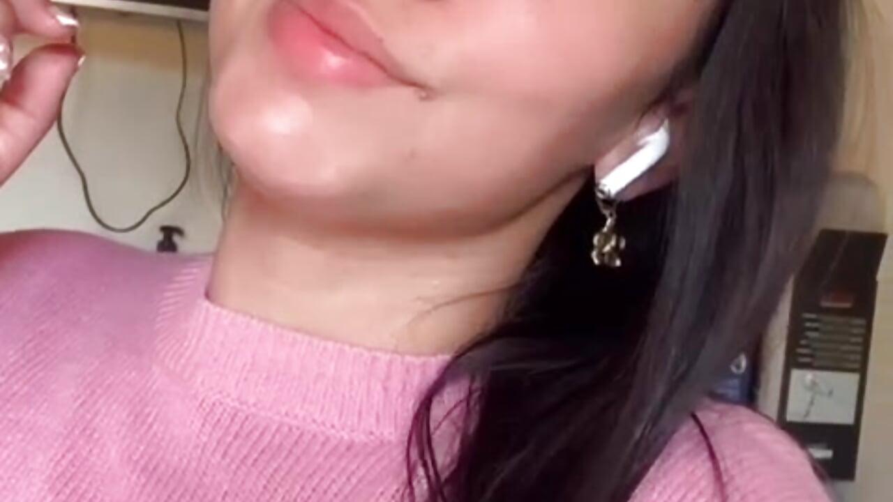 🍾👅 - video by hillary_chen cam model