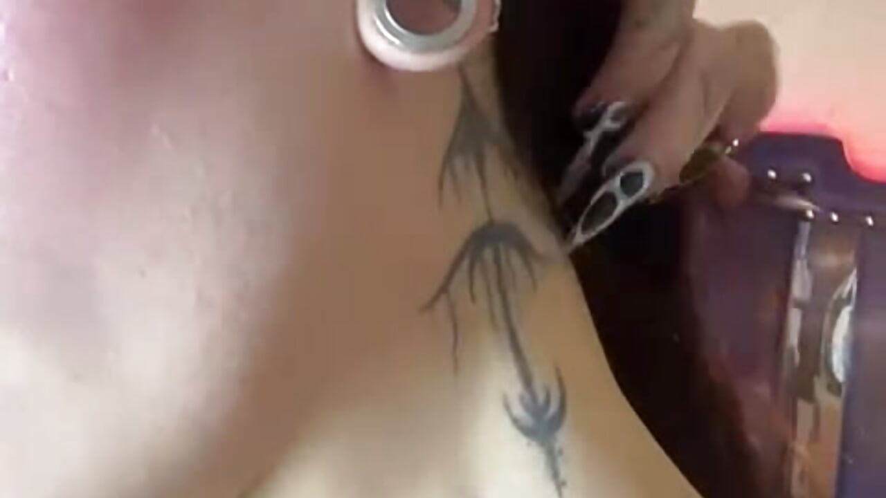 Explore each of my piercings - video od modelky/modela Zami_Escobar_of