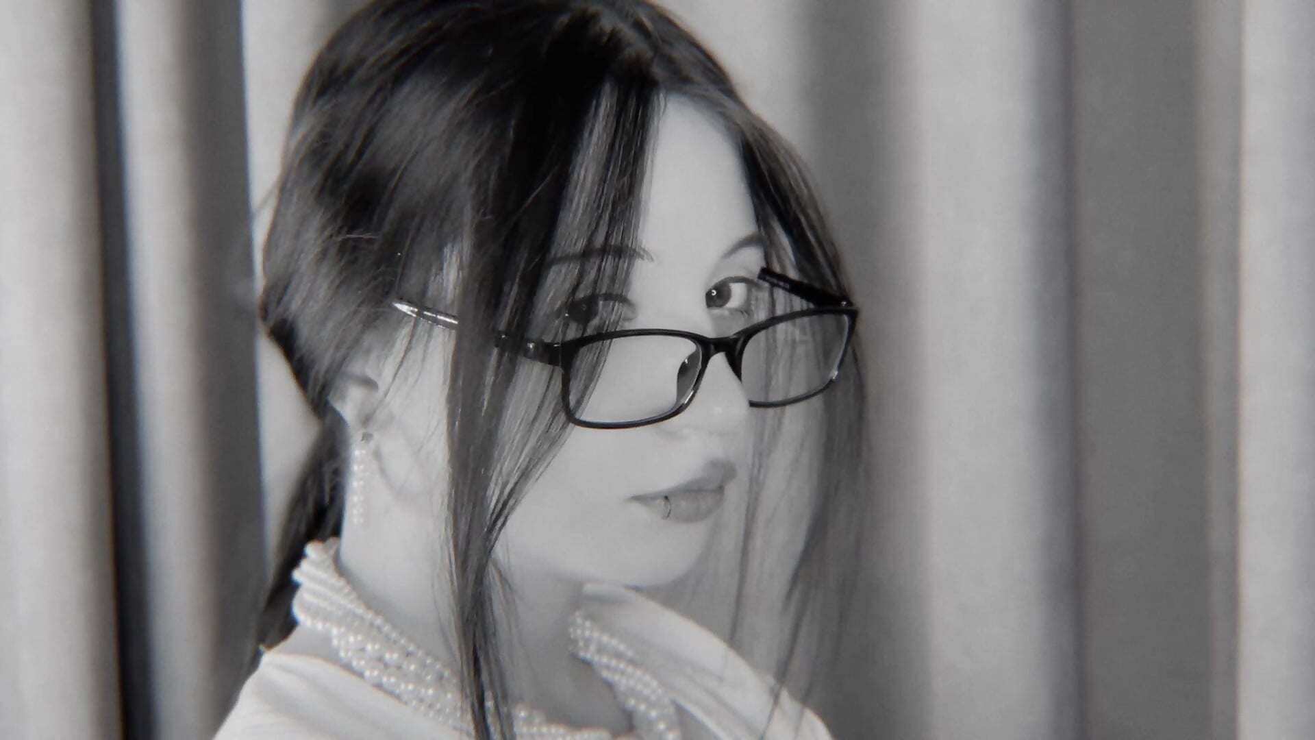 girl in the office - video by YourLittleDevil cam model