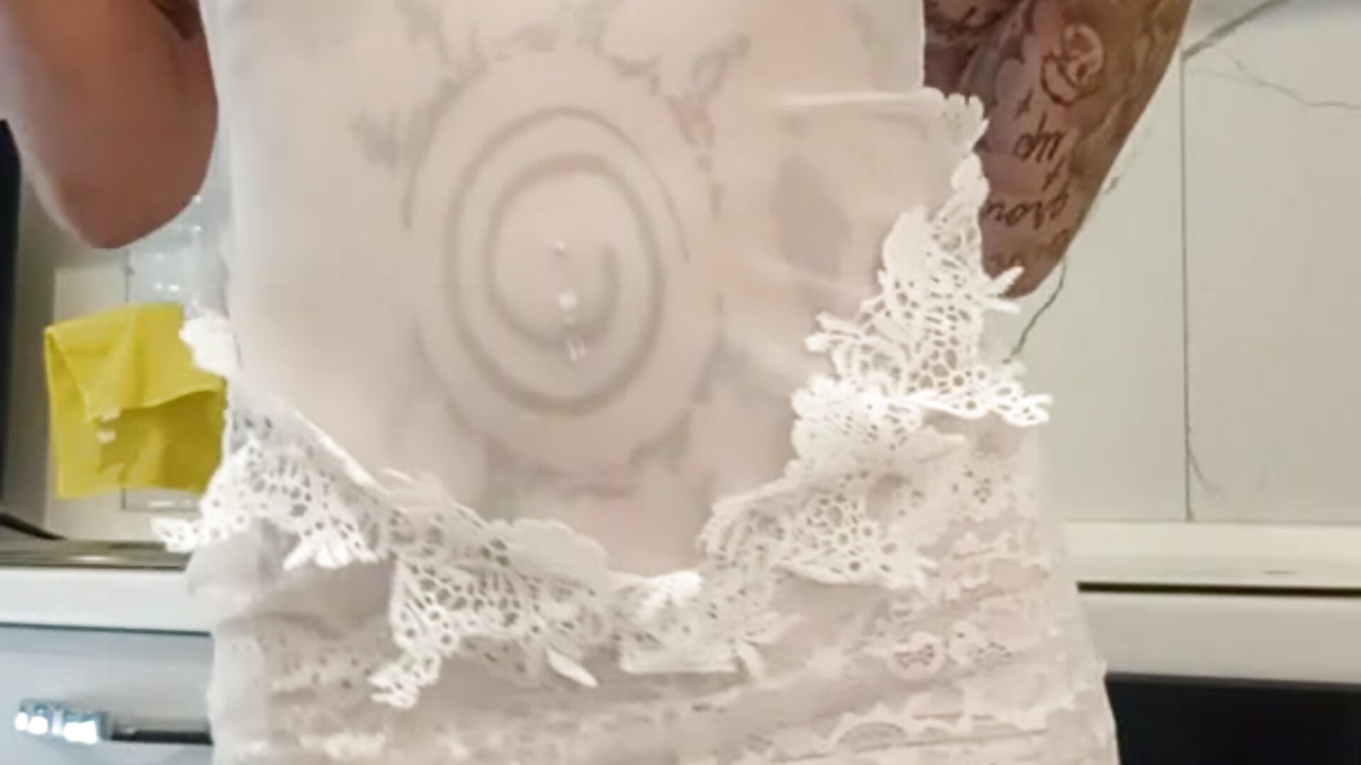 Guardami sgocciolare sulla cucina 🔞👀 - Vídeo de Gemmaviola, modelo de vídeos