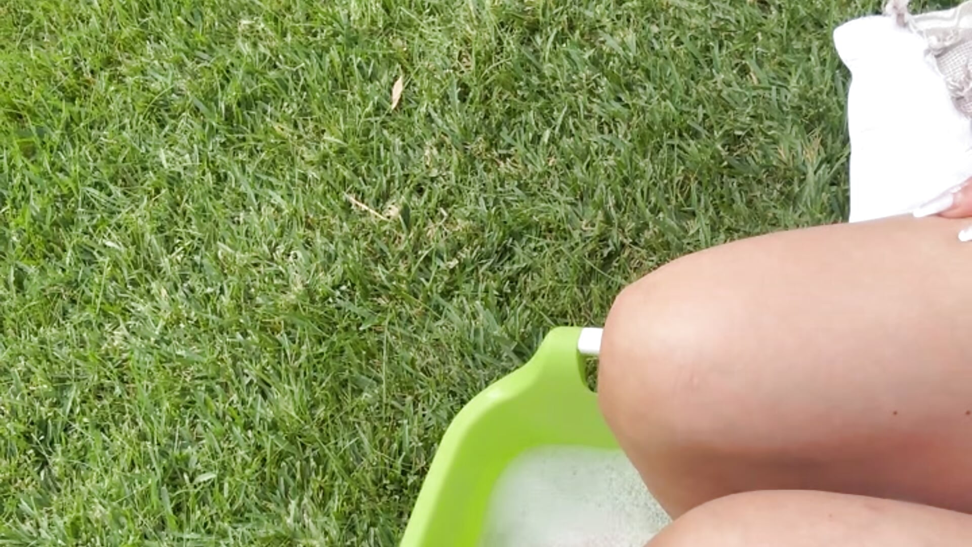 Outdoor Feet soak🦶💦 - video by MommyScarletEire cam model