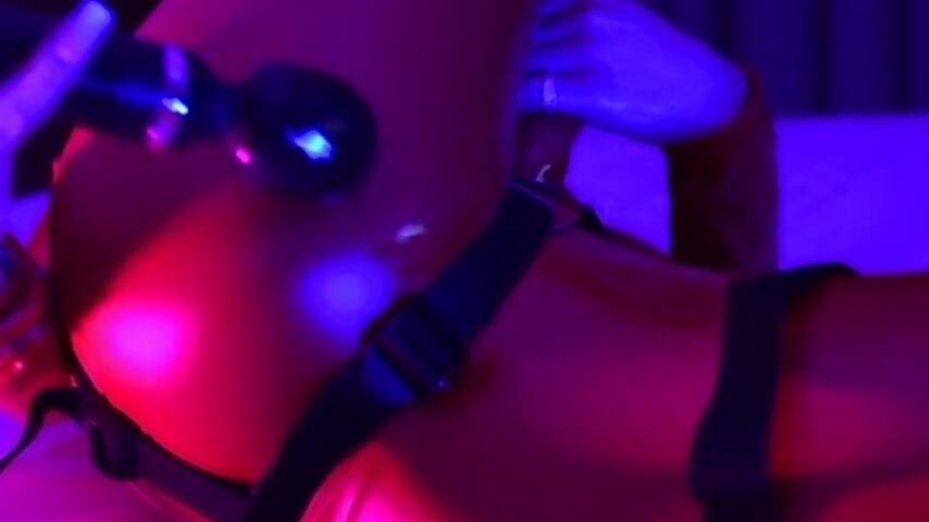 Mommy can pleasure with both hands 🍆🎤 - video by MommyScarletEire cam model