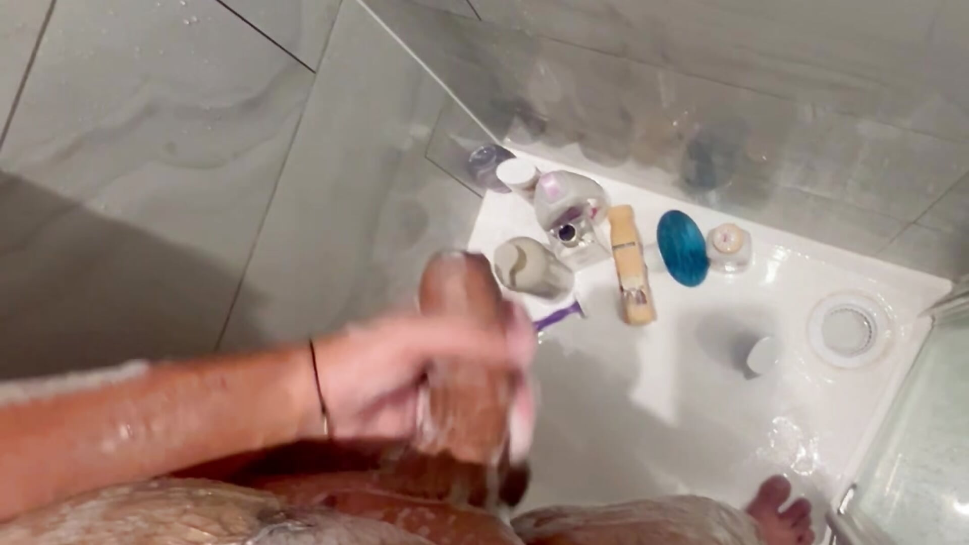 Shower jerk 🐍 – video modela na kameri mixedcouplee69