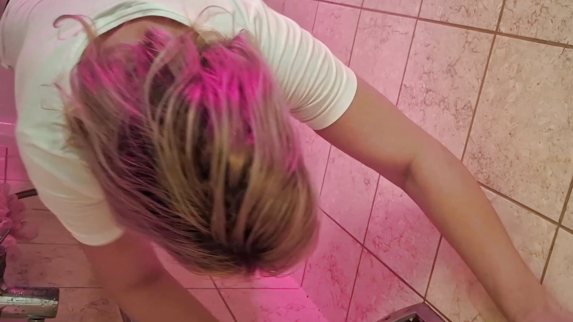 dusche_5s_stehen_streching_tanga_popo_nass