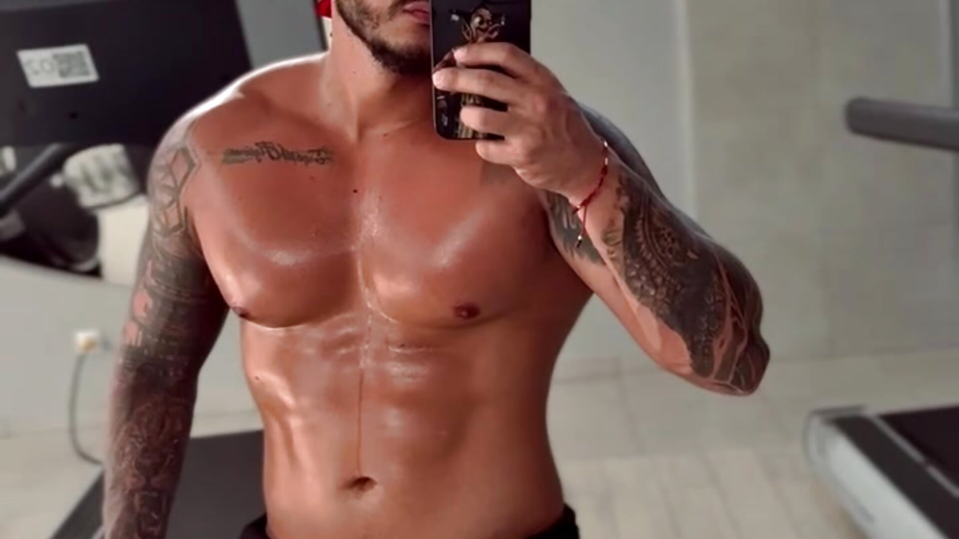 Cuerpo sudado lleno de aceite - video by Mrernest cam model