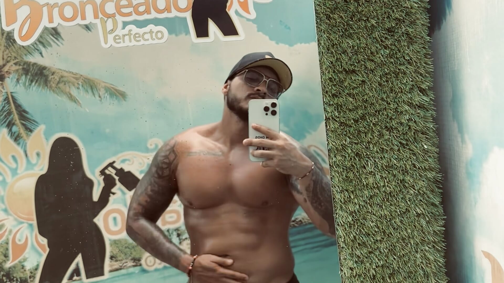 video bronceándomelo - video by Mrernest cam model