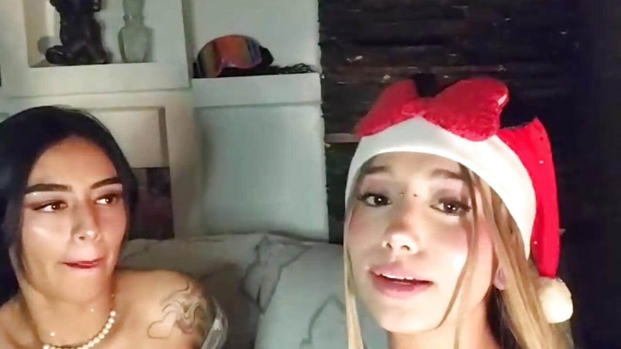 Sexy kisses from sexy girls 🤤🔥🔥 - video by Ariana_bb