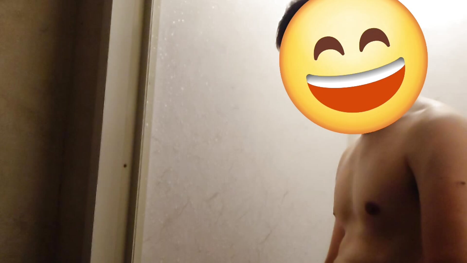 シャワー室でチンポいじり