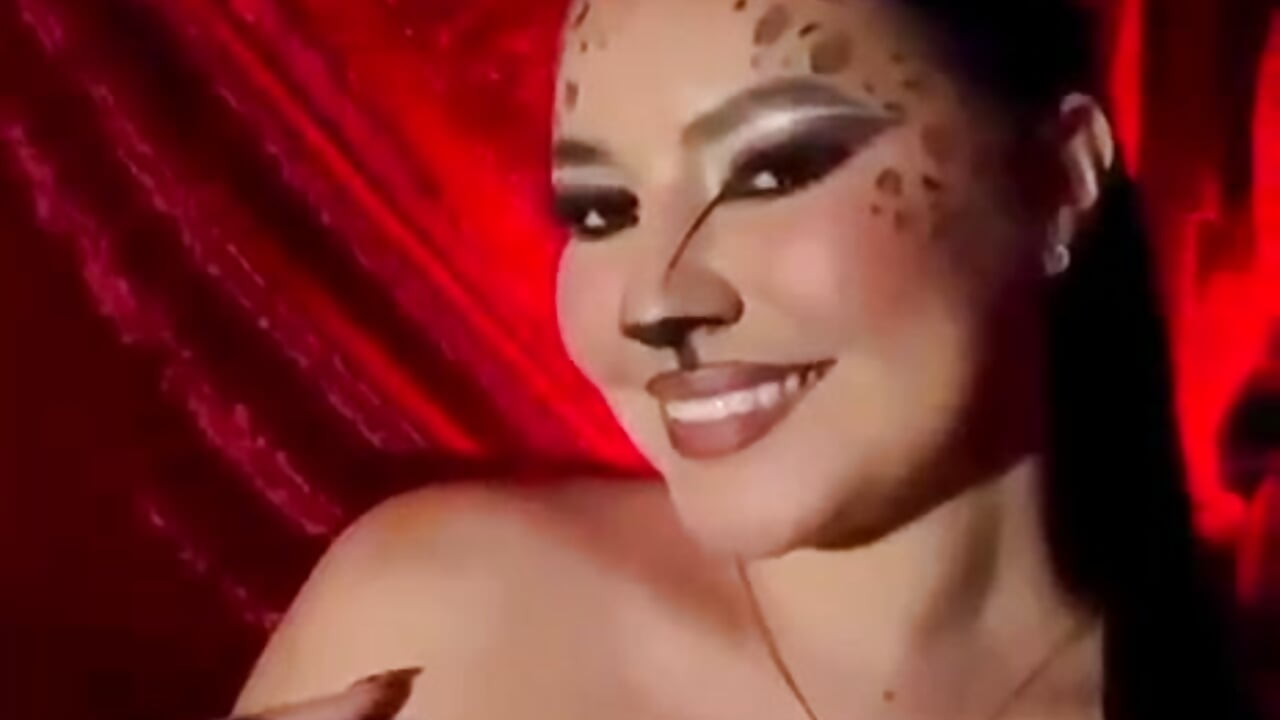 🐱🔥 MEOW, BABY… THIS KITTY HAS CLAWS! 🐅 Come closer and discover the wild side of Miaa… if you dar - vídeo de MiaaFarrel modelo de câmara