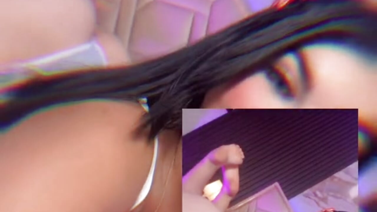 I don’t just shake it… I make you crave it 🍑💋 Come closer… this view is dangerous 😈🔥 - فيديو من MiaaFarrel موديل الكام