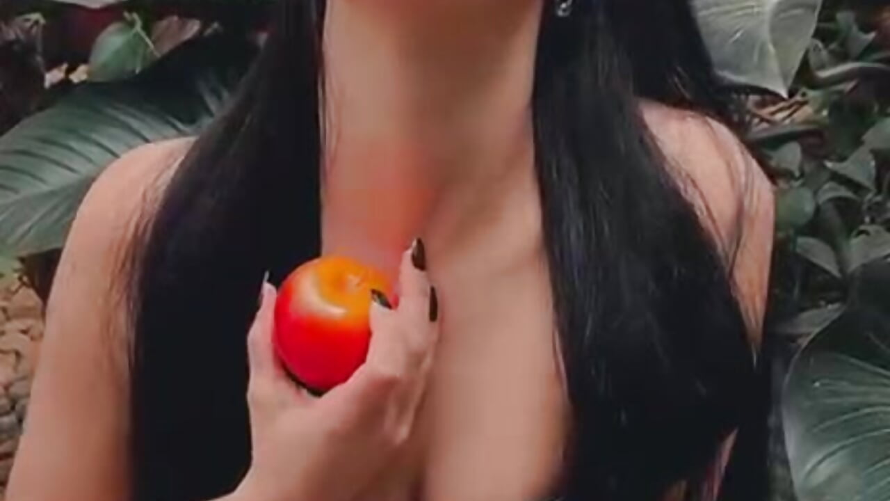 Snow White and the Forbidden Apple 🍎 - video của người mẫu cam ScarletMore