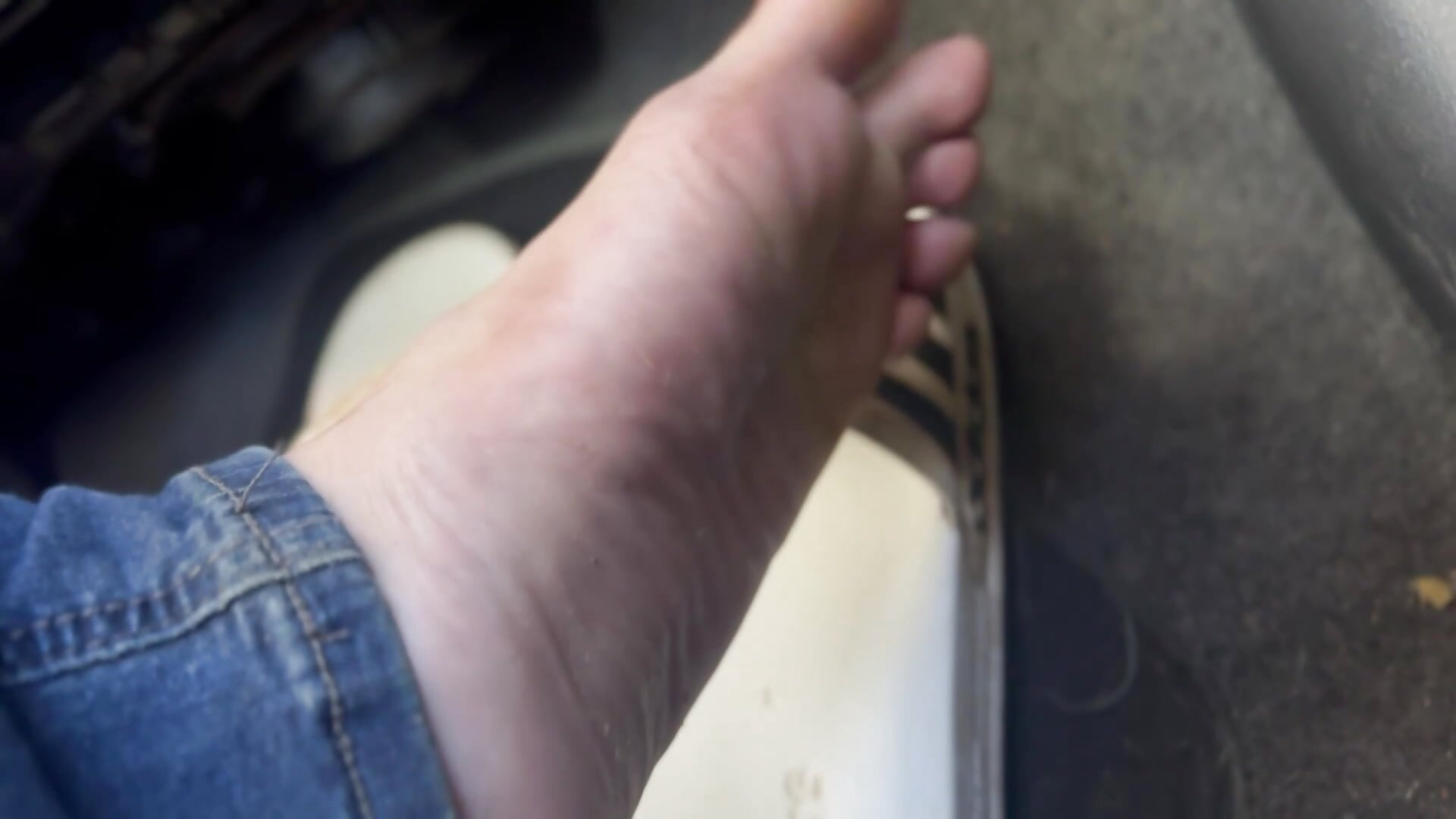 Toes wiggle - video by GeekyUCTop cam model