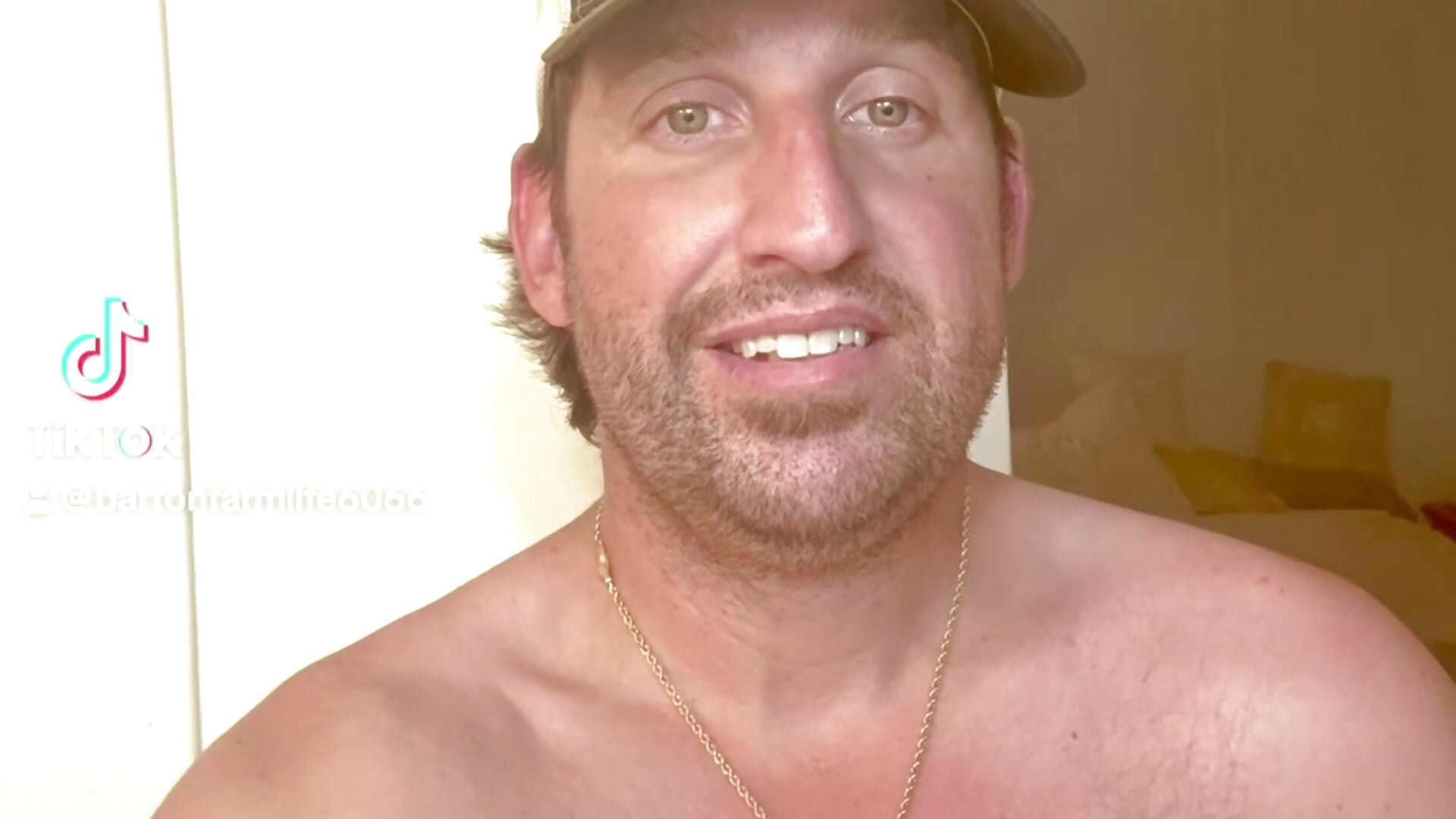 No Shirt - video di SquirtOnMe6066 modella di cam