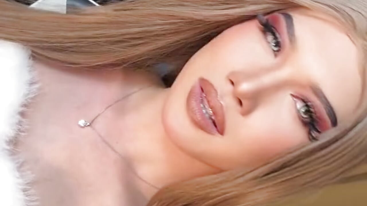 Pm me baby – video od webkamerové modelky MaxCollins