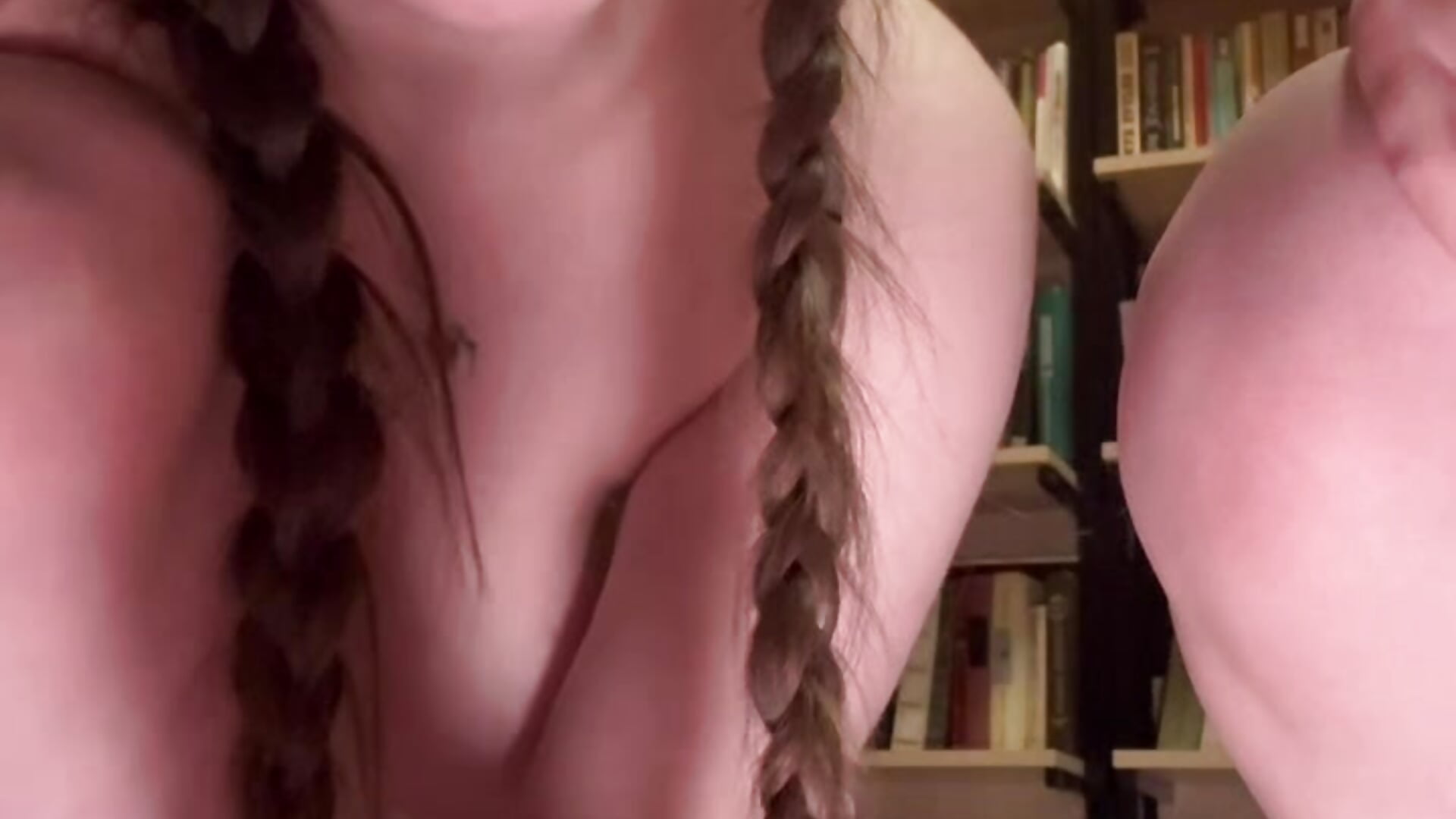 Kate and Anna: naked masturbate pussy on the floor of public library 📖 - Video von FroggyAnna Cam-Model