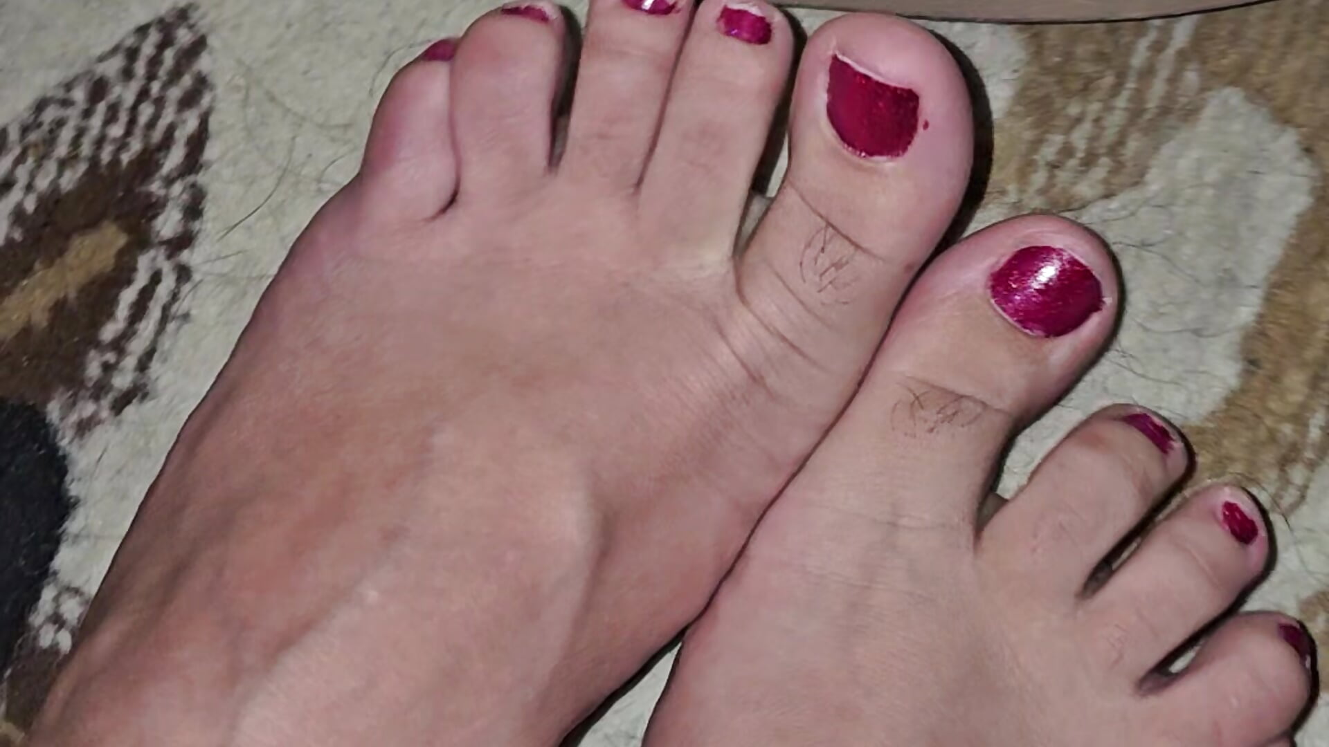 Hairy toes - video by GoddessChantelle cam model