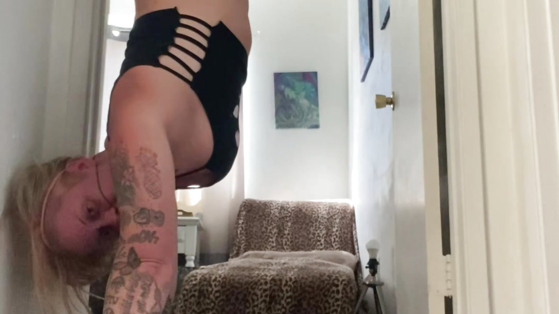 Handstand - HeatherSkelter 캠 모델의 동영상