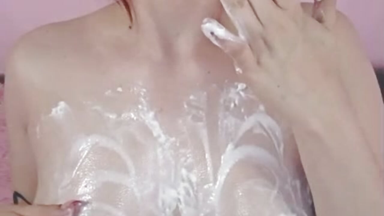 Cream on My tits 😈