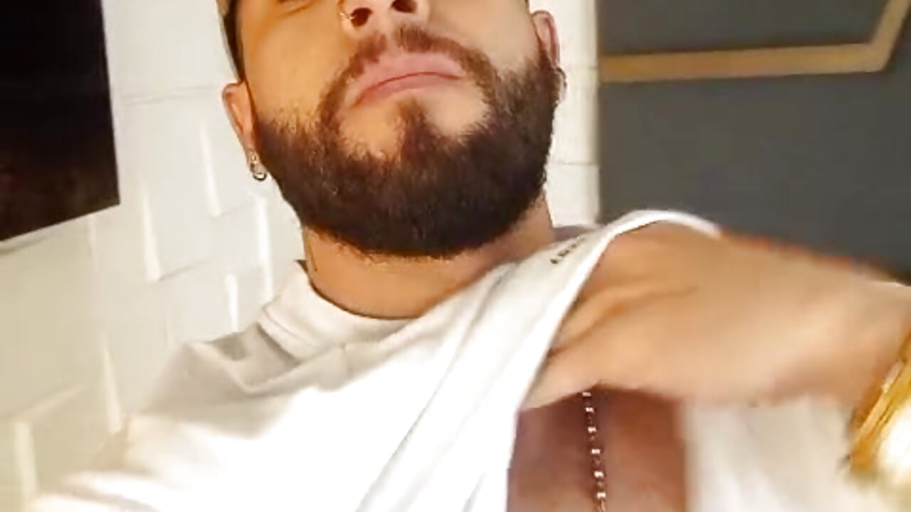 “My thing is not to pose, it is to provoke thoughts.” - massimofiore_ 캠 모델의 동영상