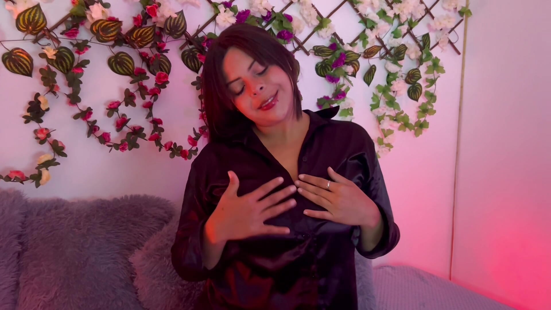 Welcome to my room - video by MiaCollinssx cam model