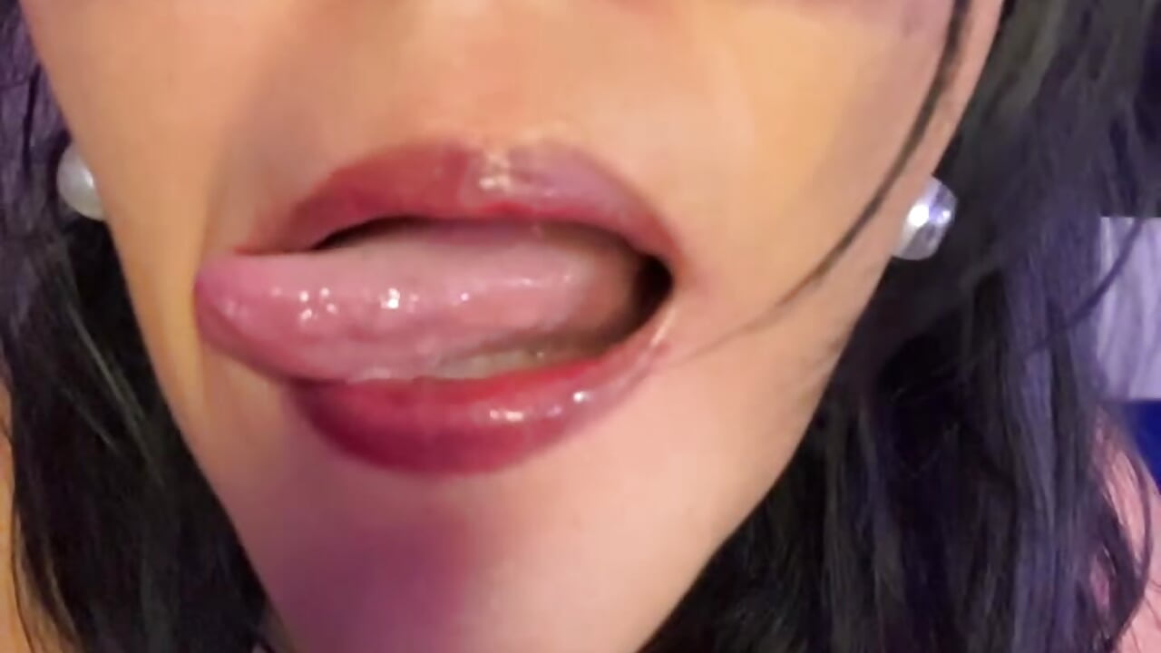 Mostrando a língua 👅 - AuroraChest adlı kamera modelinin videosu